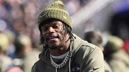 Instan a los Ravens a reunir a Lamar Jackson con un agente libre de bajo costo.