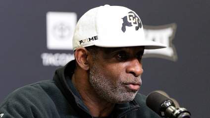 El entrenador de Colorado, Deion Sanders, emite un emotivo mensaje tras la muerte de un mariscal de campo en un accidente automovilístico.
