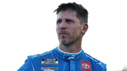 Denny Hamlin habla abiertamente sobre el duelo tras la muerte de su padre.