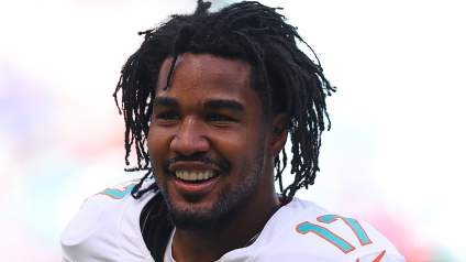 La nueva estrella de los Broncos, Jaylen Waddle, comparte una actualización apropiada después del traspaso.