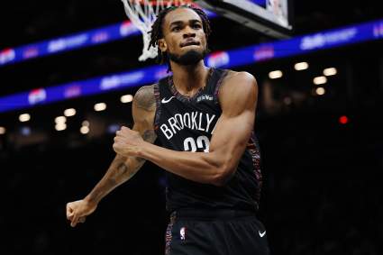 La idea de traspaso de los Lakers les da el reemplazo perfecto para Deandre Ayton.