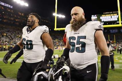 La estrella de los Eagles, Lane Johnson, envía un mensaje contundente sobre el nuevo coordinador ofensivo, Sean Mannion.