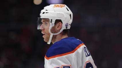 Los aficionados de los Oilers contienen la respiración mientras Connor McDavid abandona el entrenamiento antes de tiempo.