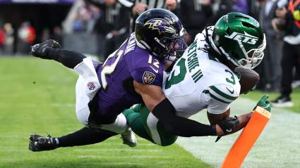 Un rival odiado de la AFC se roba a un titular de los Ravens en un acuerdo de $24.75 millones a altas horas de la noche.