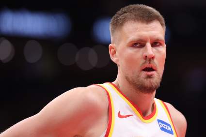 Los Golden State Warriors anuncian a Kristaps Porzingis antes del partido contra los Thunder