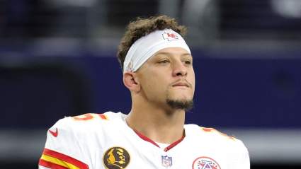 El mariscal de campo de los Chiefs, Patrick Mahomes, reacciona a la noticia de Travis Kelce, que recibió 12 millones de dólares.