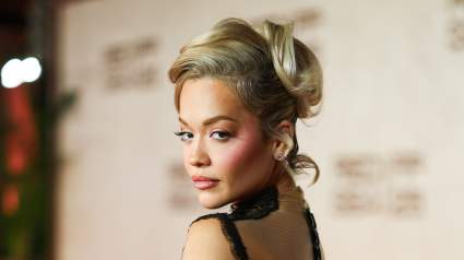 FOTOS: Rita Ora luce un atuendo transparente y extravagante para la fiesta posterior a los Premios Óscar 2026.