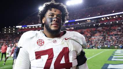Kadyn Proctor, de Alabama, causó sensación entre los ojeadores de la NFL en el Pro Day.