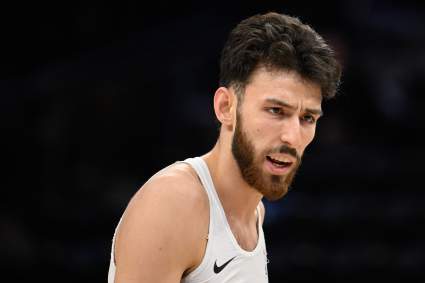 Los OKC Thunder anuncian la incorporación de Chet Holmgren al equipo contrario, en el partido contra los Nets.