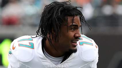 Los Broncos realizan un movimiento contractual importante con el receptor Jaylen Waddle.