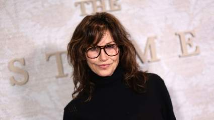 Gina Gershon revela por qué rechazó Viernes 13 Parte 2 y la lección que le enseñó su padre que le facilitó la decisión.