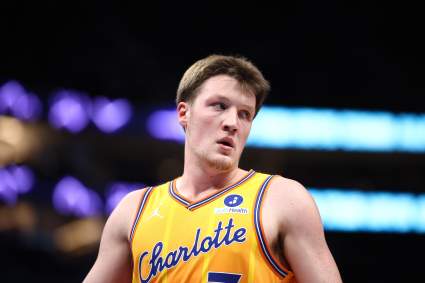 Los Charlotte Hornets anuncian la llegada de Kon Knueppel antes del partido contra los Kings.