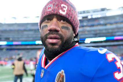 El ex mariscal de campo de los Seahawks, Russell Wilson, muestra los colores de su nuevo equipo en medio de rumores sobre la agencia libre.