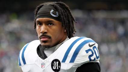 Comandantes firman contrato de seguridad explosivo y resistente por 14 millones de dólares, según informe