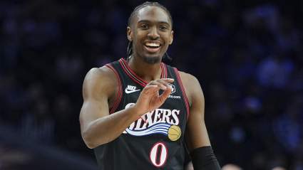 Los 76ers anuncian su alineación titular contra los Hornets tras la noticia sobre Tyrese Maxey.