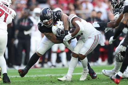 Los Falcons traen de vuelta al tackle defensivo de 1.90 m y 134 kg tras una temporada con 5 capturas, la mejor de su carrera