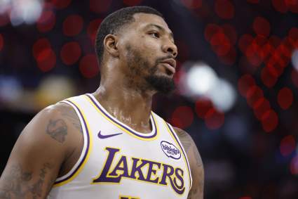 Los Angeles Lakers hacen un anuncio sobre Marcus Smart antes del partido contra los Pacers.