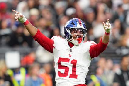 El liniero defensivo de los Giants, Abdul Carter, hace un anuncio antes de su segunda temporada en la NFL.