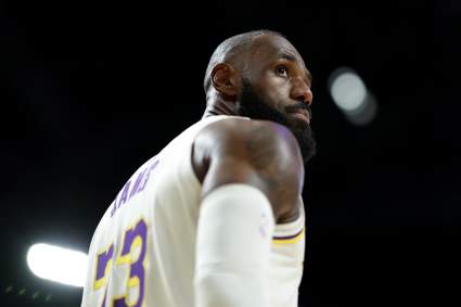 La estrella de la NBA LeBron James hizo historia en el partido Kings-Lakers