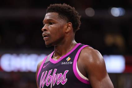 Los Minnesota Timberwolves hacen un anuncio sobre Anthony Edwards antes del partido contra los Thunder.