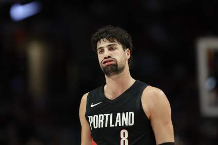 Los Portland Trail Blazers anuncian a Deni Avdija antes del partido contra los Rockets
