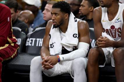 Los Cleveland Cavaliers anuncian a Donovan Mitchell antes del partido contra los Celtics