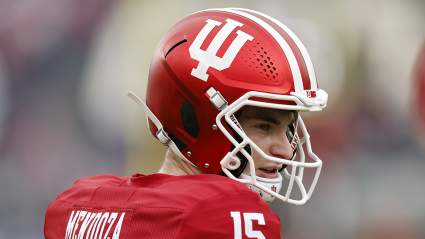 Un exdefensa de los Raiders habla con franqueza sobre el debate entre Fernando Mendzoa y Ty Simpson.