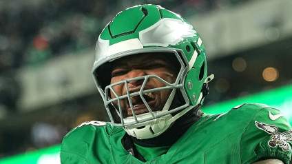 Los Eagles recuperan a un versátil liniero ofensivo de 2,01 metros y 148 kilos.
