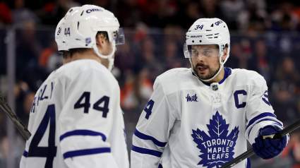 Morgan Rielly carga con la culpa mientras los Maple Leafs no logran defender a Auston Matthews.