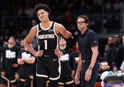 Los Atlanta Hawks anuncian la llegada de Jalen Johnson antes del partido contra los Pistons.