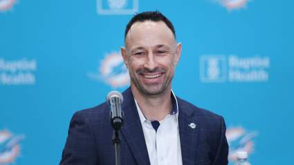 Los Dolphins firman al mejor mariscal de campo agente libre de la NFL