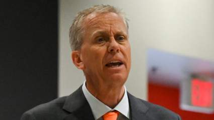 El entrenador en jefe de los Browns, Todd Monken, explica su ausencia inesperada.