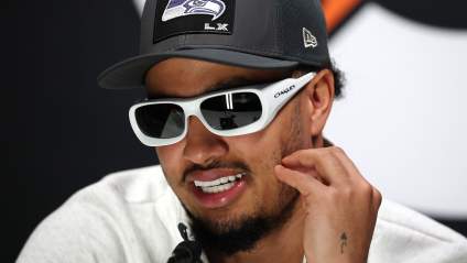 La estrella de los Seahawks, Jaxon Smith-Njigba, reta a sus rivales durante su aparición en la UFC.