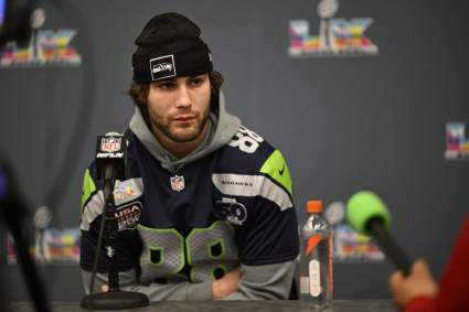 El ala cerrada de los Seahawks, AJ Barner, reacciona con emoción a la noticia de Kenneth Walker