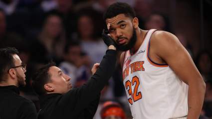 Los Knicks anuncian la llegada de Karl-Anthony Towns antes del partido contra los Warriors.