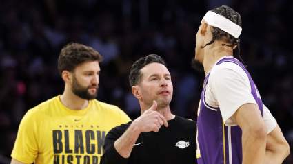 JJ Redick comparte noticias preocupantes sobre las lesiones en la zona de ataque de los Lakers antes del partido contra los Nuggets.