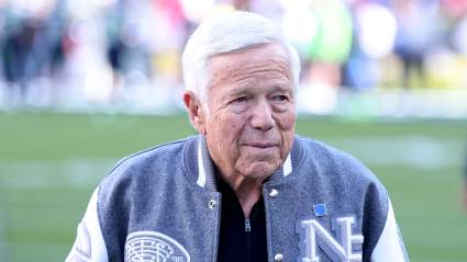 El propietario de los Patriots, Robert Kraft, envía un mensaje claro sobre el futuro de Drake Maye y Christian Gonzalez.