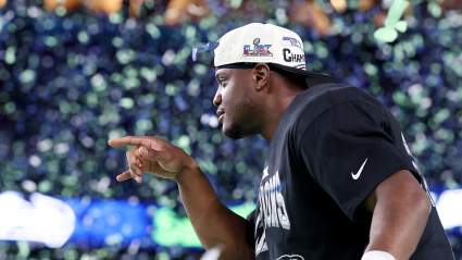 El fichaje estrella de los Chiefs causa revuelo al usar una camiseta de los Raiders.