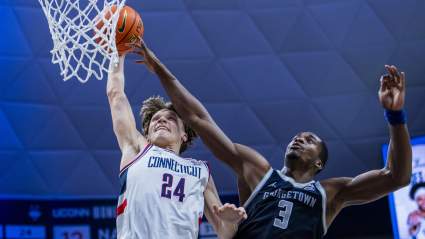 Braylon Mullins, estudiante de primer año de UConn, está proyectado como una selección de lotería del Draft de la NBA de 2026.