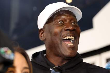 Michael Jordan reacciona cuando Tyler Reddick consigue la tercera victoria consecutiva para 23XI