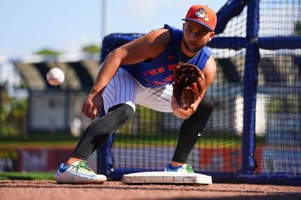 La nueva estrella de los Mets, Bo Bichette, recibe ayuda de una leyenda de los Mets mientras se mueve a la tercera base.