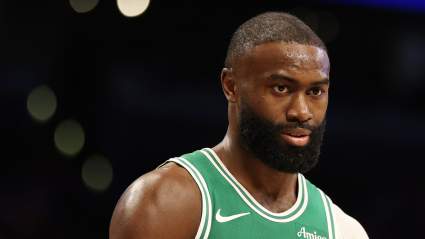 Los Celtics reciben una importante actualización sobre la lesión de Jaylen Brown tras la derrota ante los Hawks.