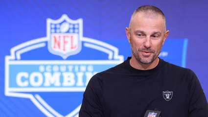 Los Raiders vinculados con un posible fichaje de un polémico mariscal de campo veterano.