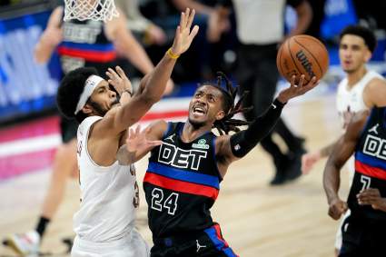 Daniss Jenkins de los Pistons establece un hito importante contra los Lakers.