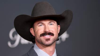 Una estrella de la música country bromea diciendo que "se veía genial" después de que un fan le arrojara un teléfono durante un concierto reciente.