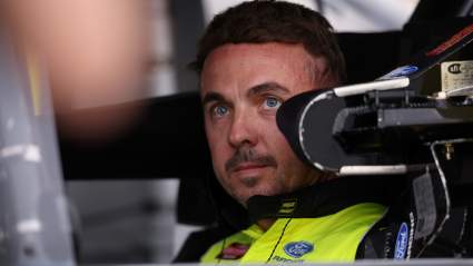Frankie Muniz está haciendo malabarismos con la NASCAR y su regreso a la televisión, y el calendario suena increíble.