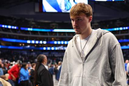 Los Dallas Mavericks anuncian a Cooper Flagg antes del partido contra los Thunder
