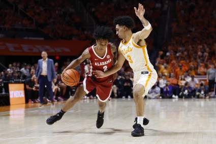 El entrenador de Alabama, Nate Oats, aparta a Aden Holloway del equipo tras su arresto.