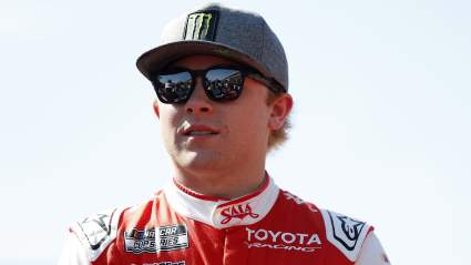 Ty Gibbs vuelca contra la valla durante un accidente de auto de carreras en Las Vegas.