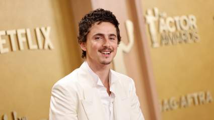 Timothée Chalamet se robó la atención con un momento emotivo en la alfombra roja de los premios al actor.